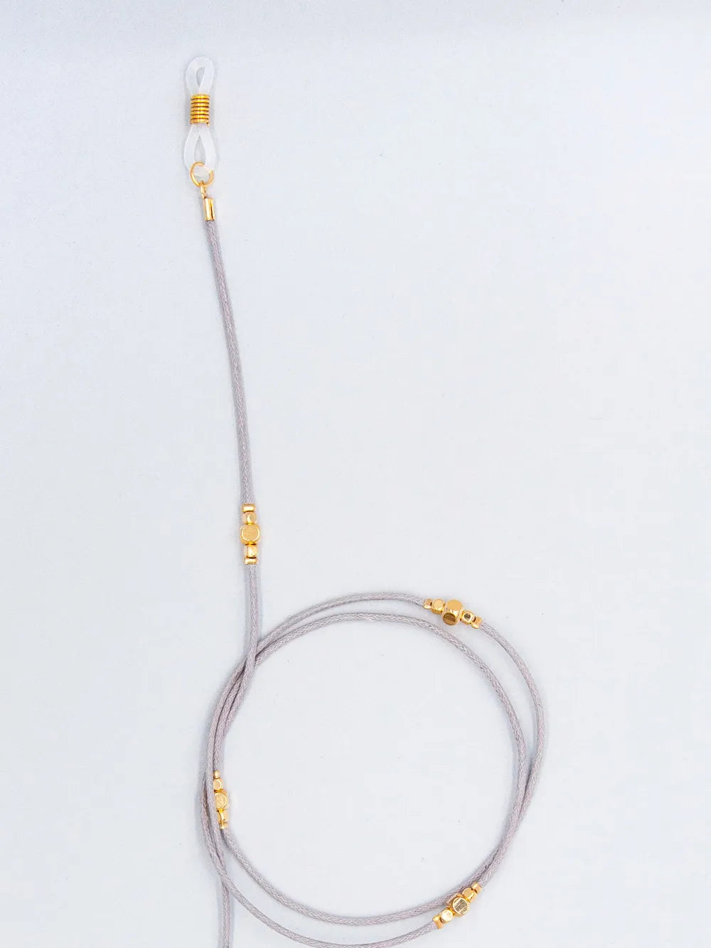 Brillenband grau aus gewachster Baumwollkordel in 1,5 mm Dicke mit goldenen Perlen und Gummihalterung auf weissem Hintergrund