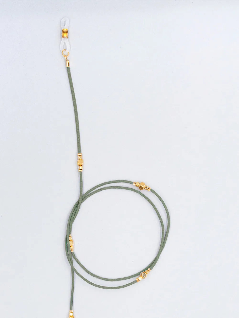 Brillenband khaki aus gewachster Baumwollkordel in 1,5 mm Dicke mit goldenen Perlen und Gummihalterung auf weissem Hintergrund