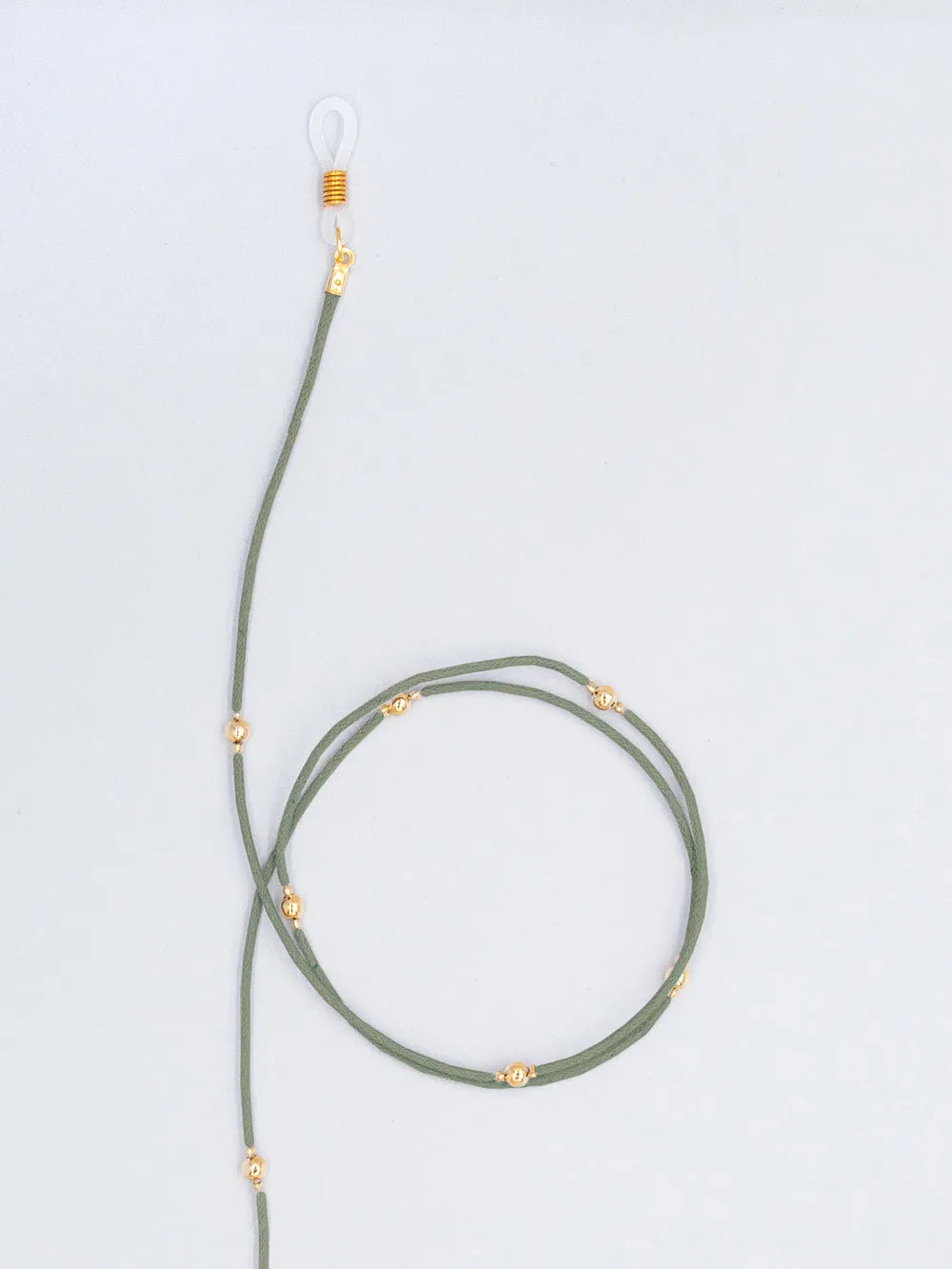 Brillenband khaki aus gewachster Baumwollkordel in 1,5 mm Dicke mit goldenen Perlen und Gummihalterung auf weissem Hintergrund
