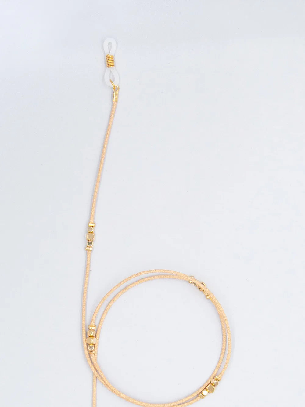 Brillenband nature aus gewachster Baumwollkordel in 1,5 mm Dicke mit goldenen Perlen und Gummihalterung auf weissem Hintergrund
