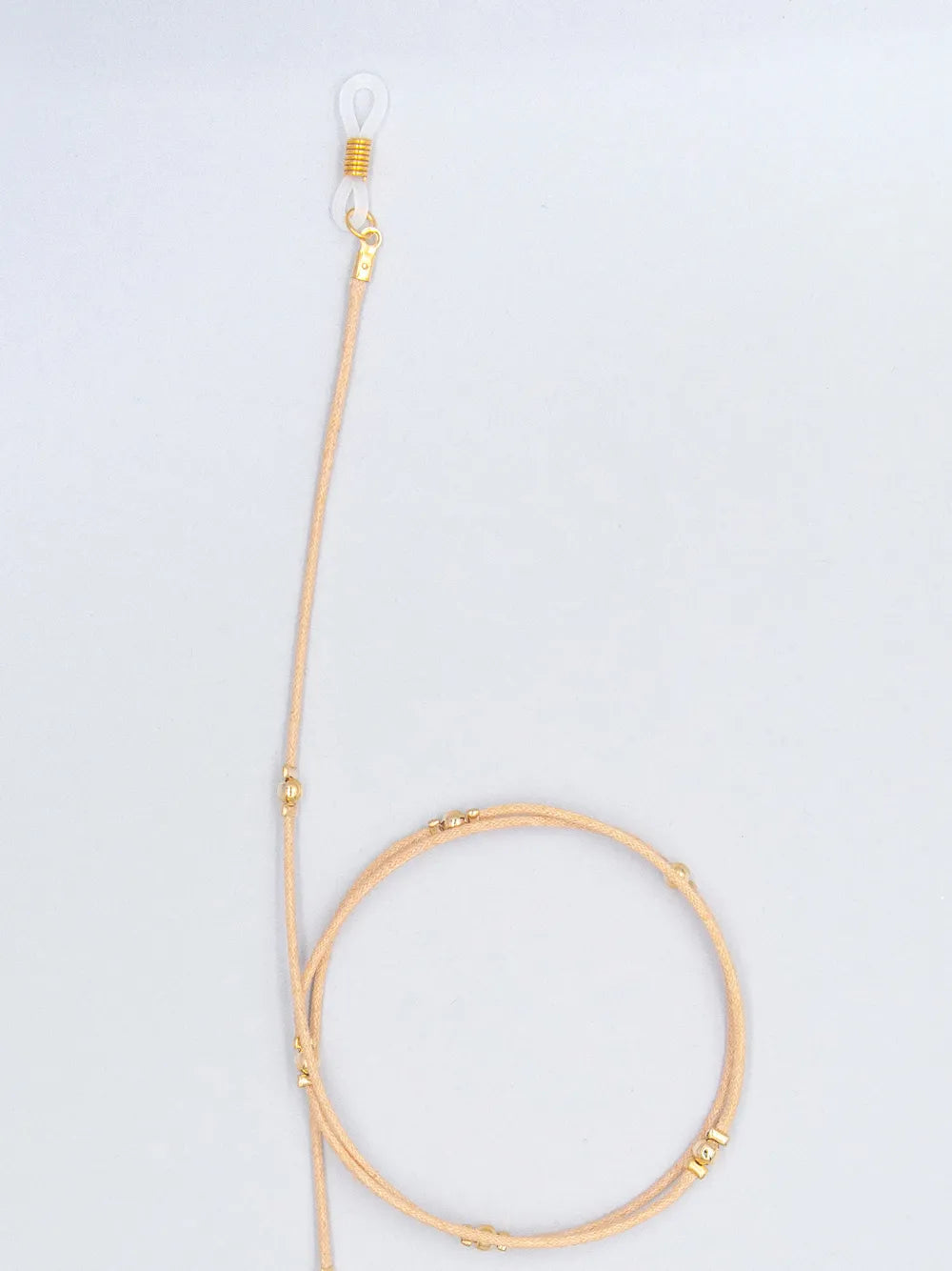 Brillenband nature aus gewachster Baumwollkordel in 1,5 mm Dicke mit goldenen Perlen und Gummihalterung auf weissem Hintergrund