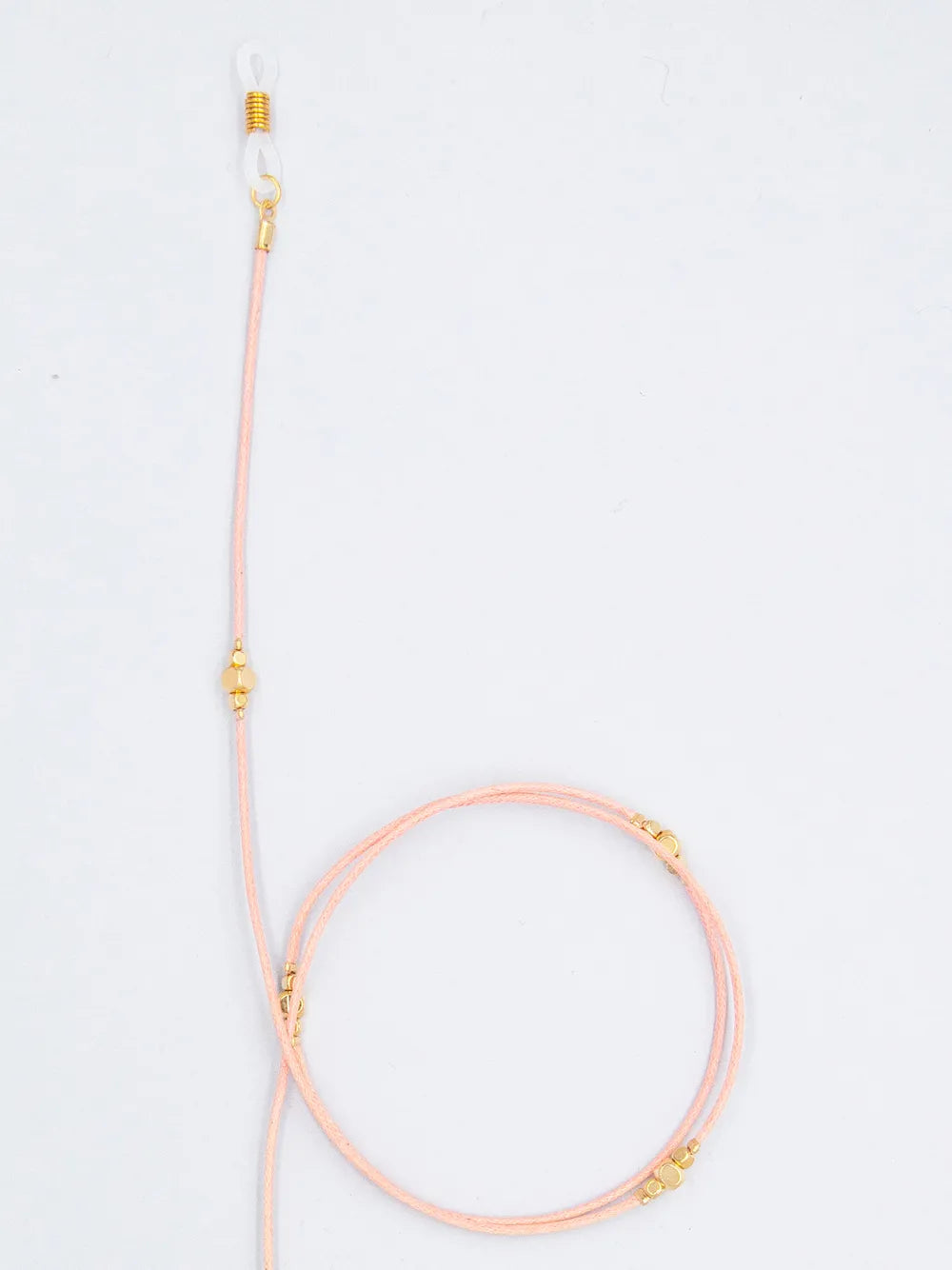 Brillenband rosa aus gewachster Baumwollkordel in 1,5 mm Dicke mit goldenen Perlen und Gummihalterung auf weissem Hintergrund
