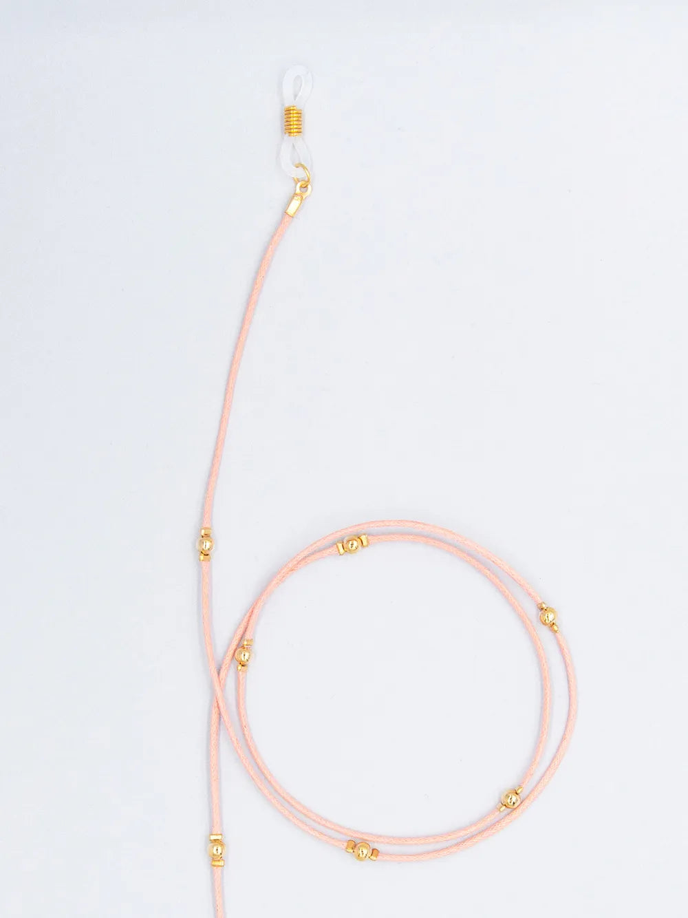 Brillenband rosa aus gewachster Baumwollkordel in 1,5 mm Dicke mit goldenen Perlen und Gummihalterung auf weissem Hintergrund