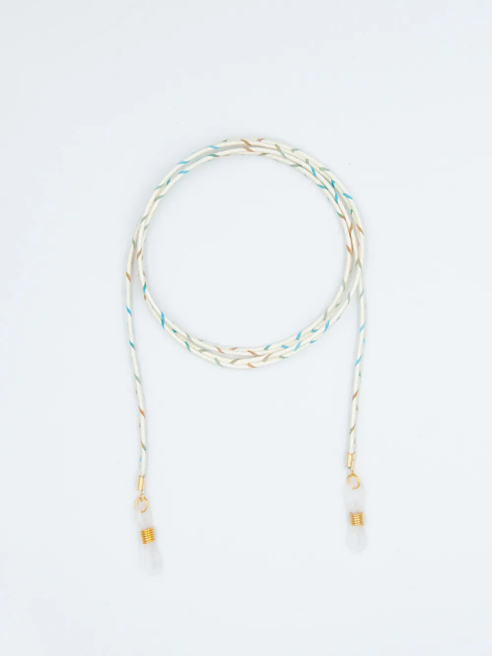 Brillenband fein geflochten beige mit blauen und braunen Akzenten auf weissem Hintergrund