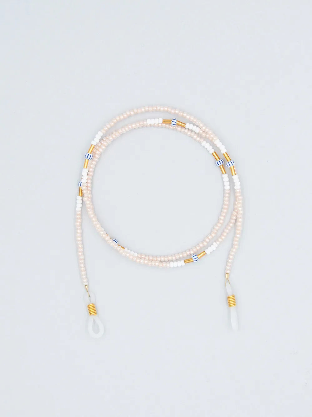 Brillenband Glasperlen rosa mit weissen, goldenen und blau-weissen Akzenten auf weissem Hintergrund