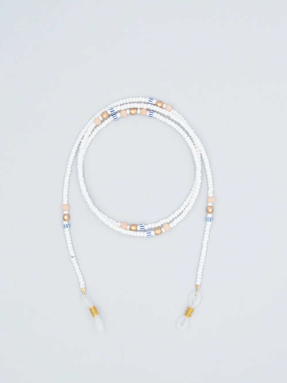 Brillenband Glasperlen weiss mit rosa, gold und blau-weissen Akzenten auf weissem Hintergrund