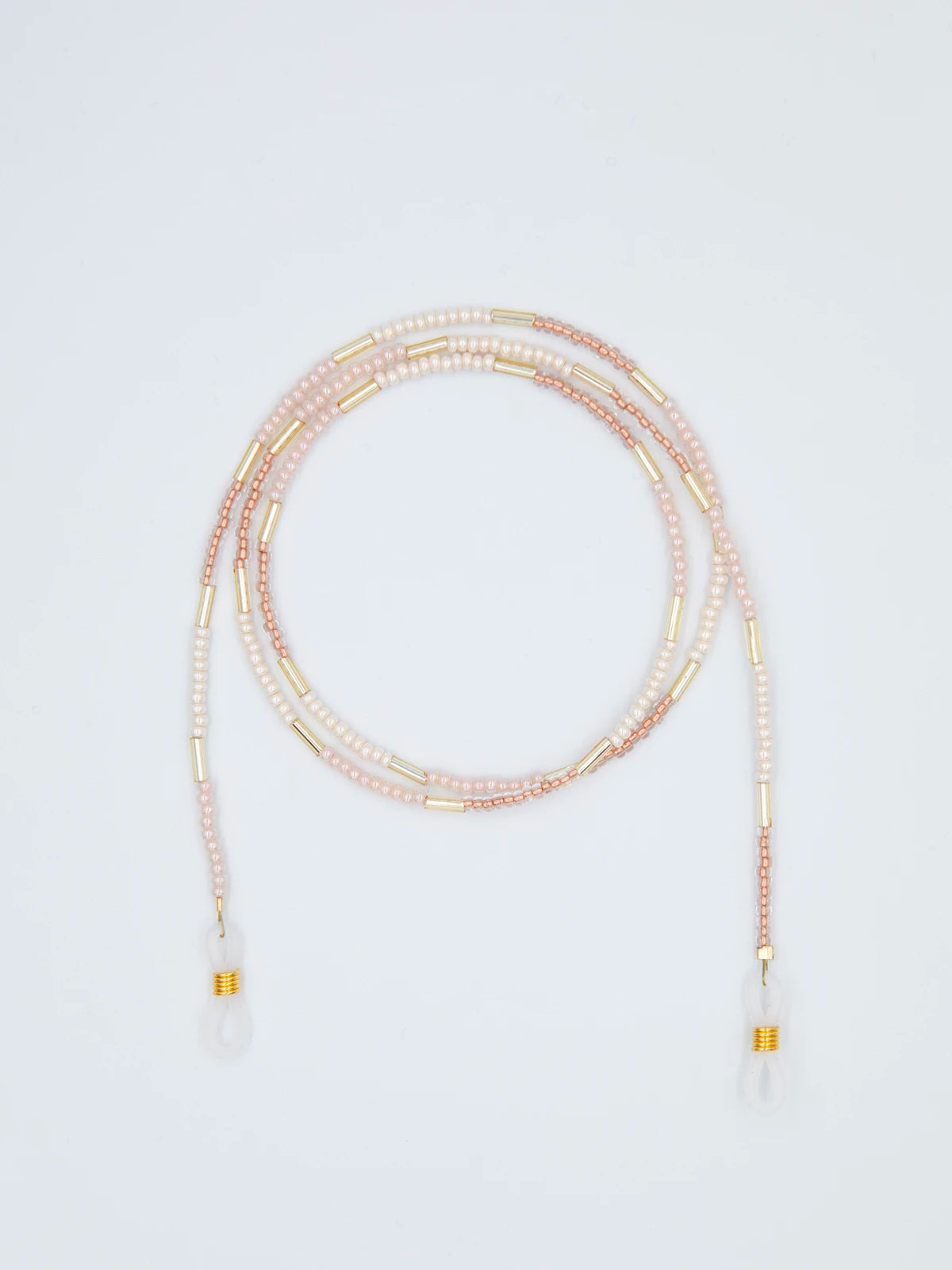 Brillenband aus feinen Glasperlen in verschiedenen rosa Farbtönen mit transparenten Brillengummis auf hellgrauem Hintergrund