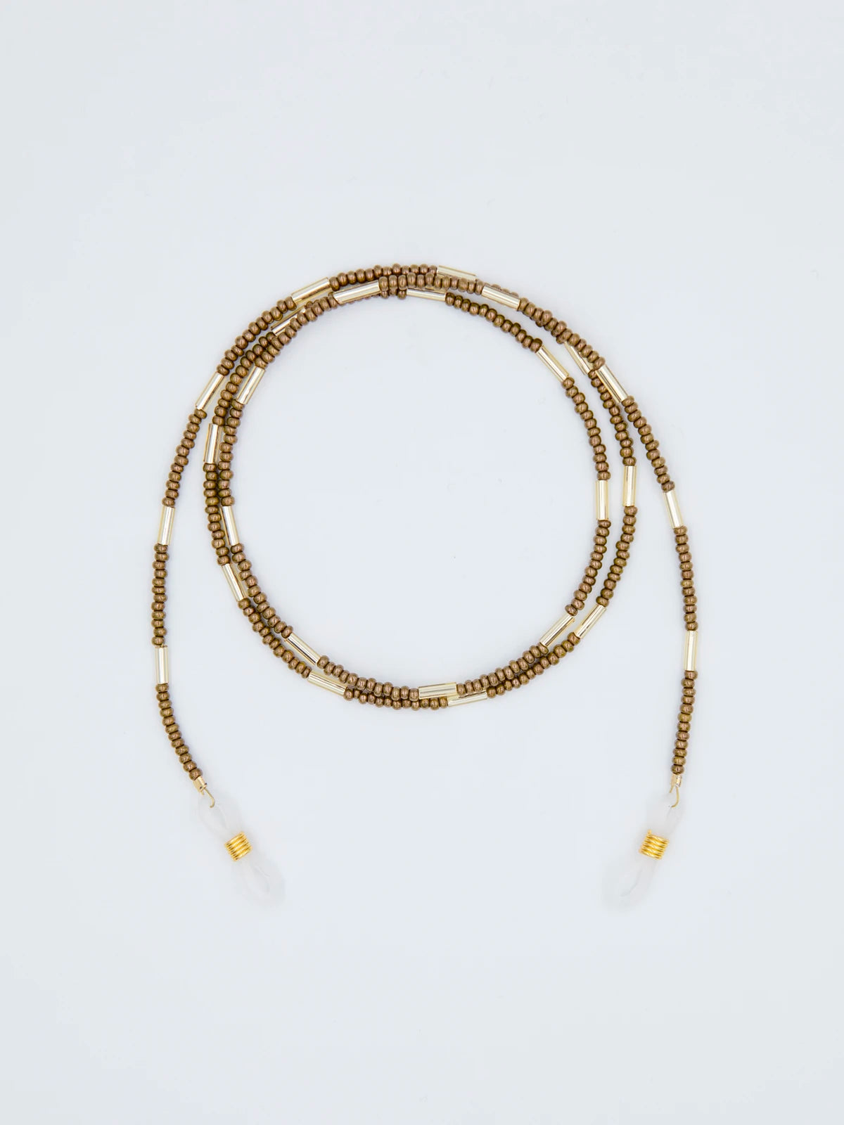 Brillenband aus feinen Glasperlen in olive bronze und mit transparenten Brillengummis auf hellgrauem Hintergrund