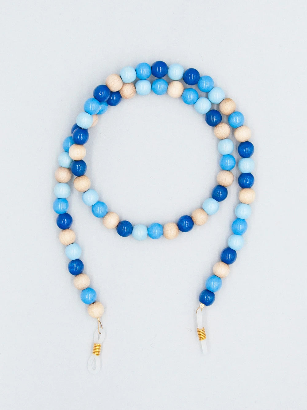 Brillenband aus blauen, hellblauen und nature Holzperlen auf weissem Hintergrund