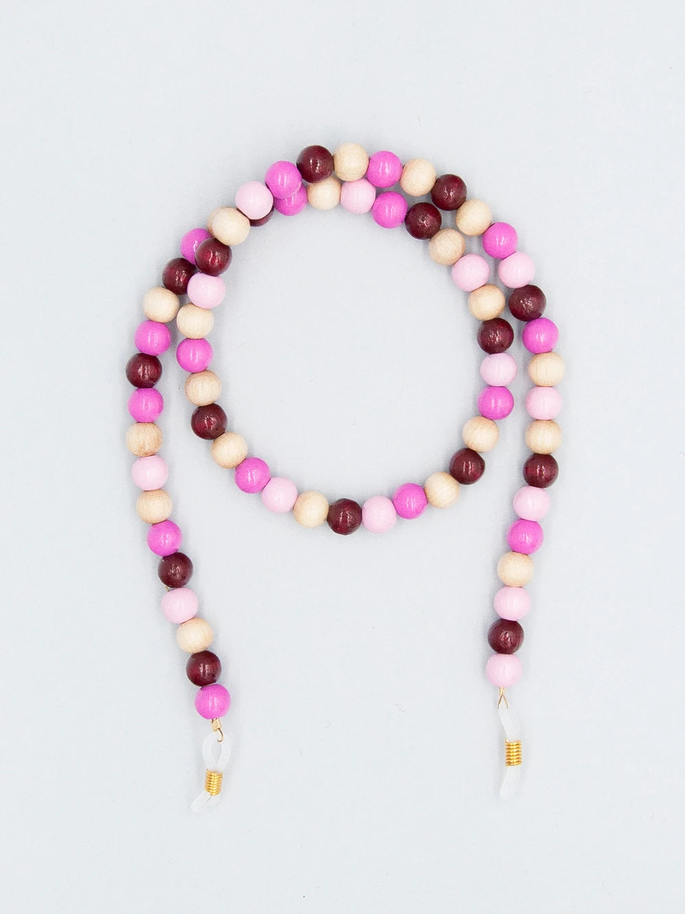 Brillenband aus rosa, pinken, dunkelroten und nature Holzperlen auf weissem Hintergrund
