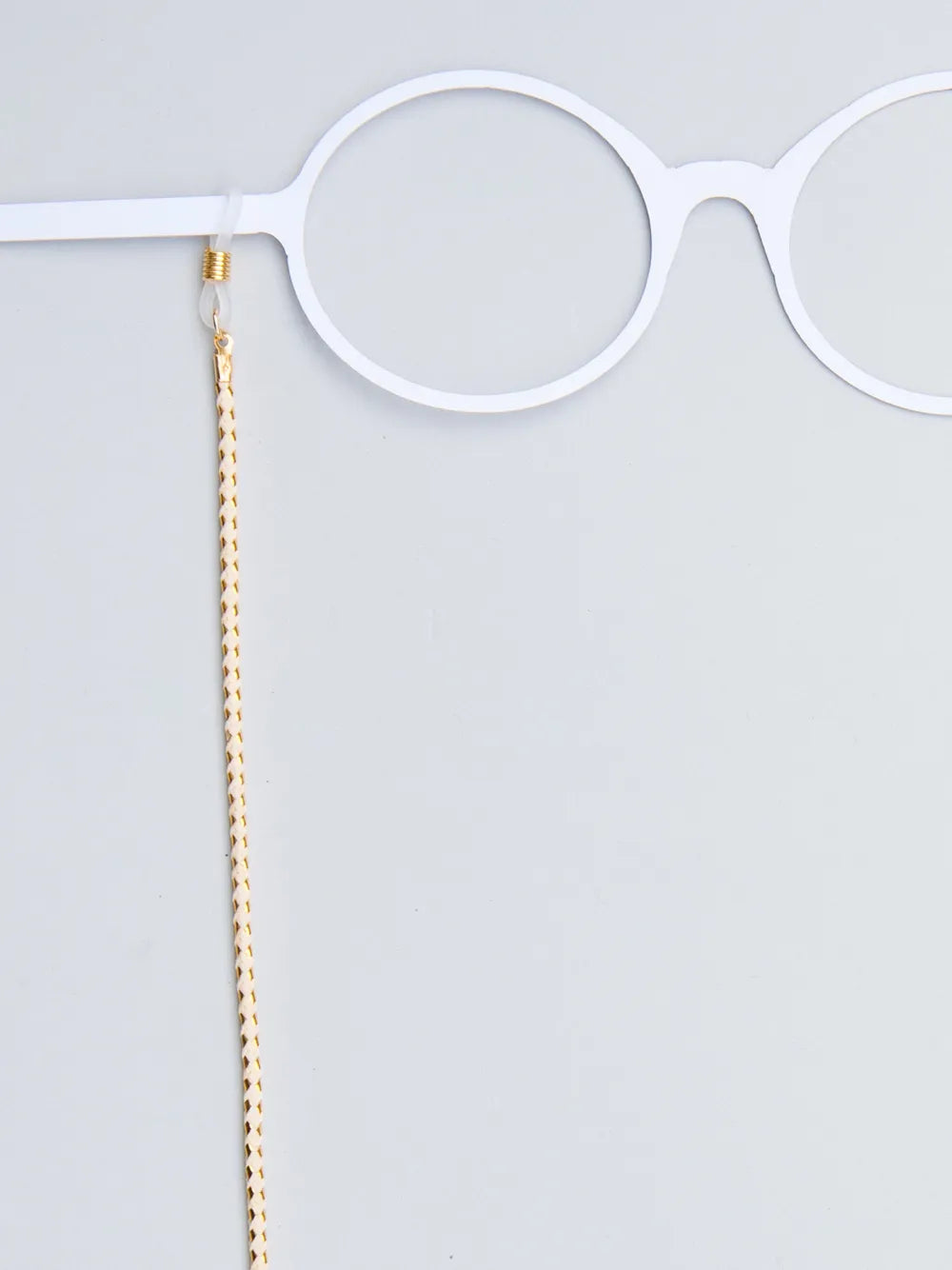 Brillenband creme mit Goldakzenten an weissem Brillenmodell auf weissem Hintergrund