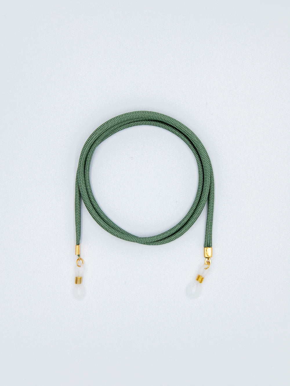 sportliches Brillenband aus salbei farbener Paracord Kordel mit transparenten Brillengummis auf weissem Hintergrund