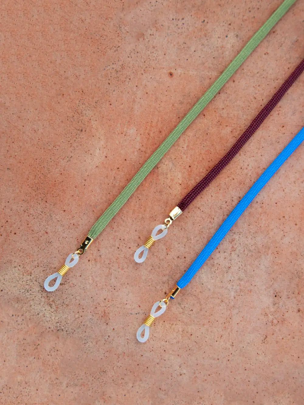 3 Paracord Brillenbänder auf terrakotta Untergrund