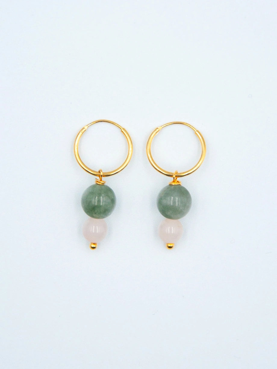 Kleine Goldohrringe mit je zwei Steinperlen übereinander als Anhänger, unten Rosenquarz, oben Jade