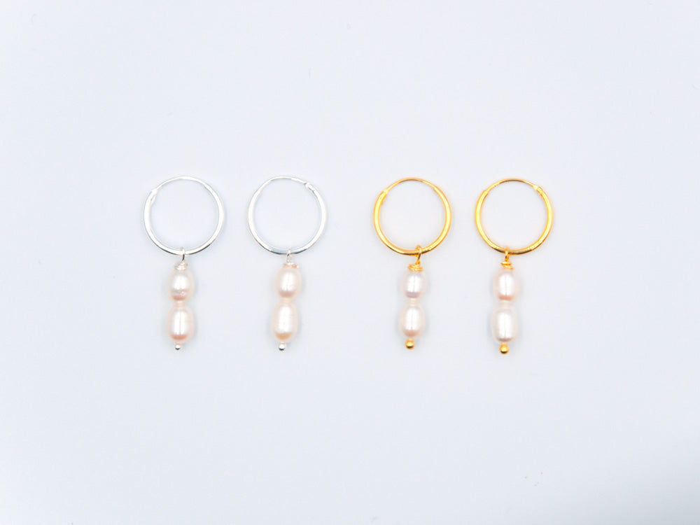 Creolen mit jeweils zwei hängenden Süsswasserperlen, einmal in gold und einmal in silber