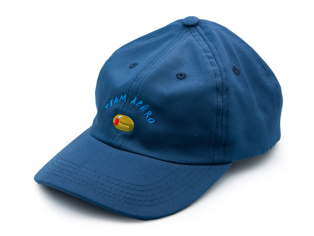 Dunkelblaues Dad Cap aus Bio-Baumwolle mit dem gestickten Schriftzug Team Apéro und einer Olive auf weissem Hintergrund