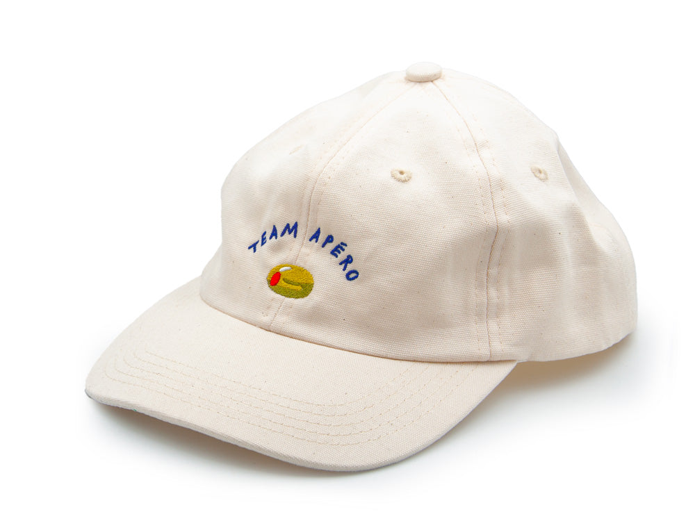 Nature farbenes Dad Cap aus Bio-Baumwolle mit dem gestickten Schriftzug Team Apéro und einer Olive auf weissem Hintergrund