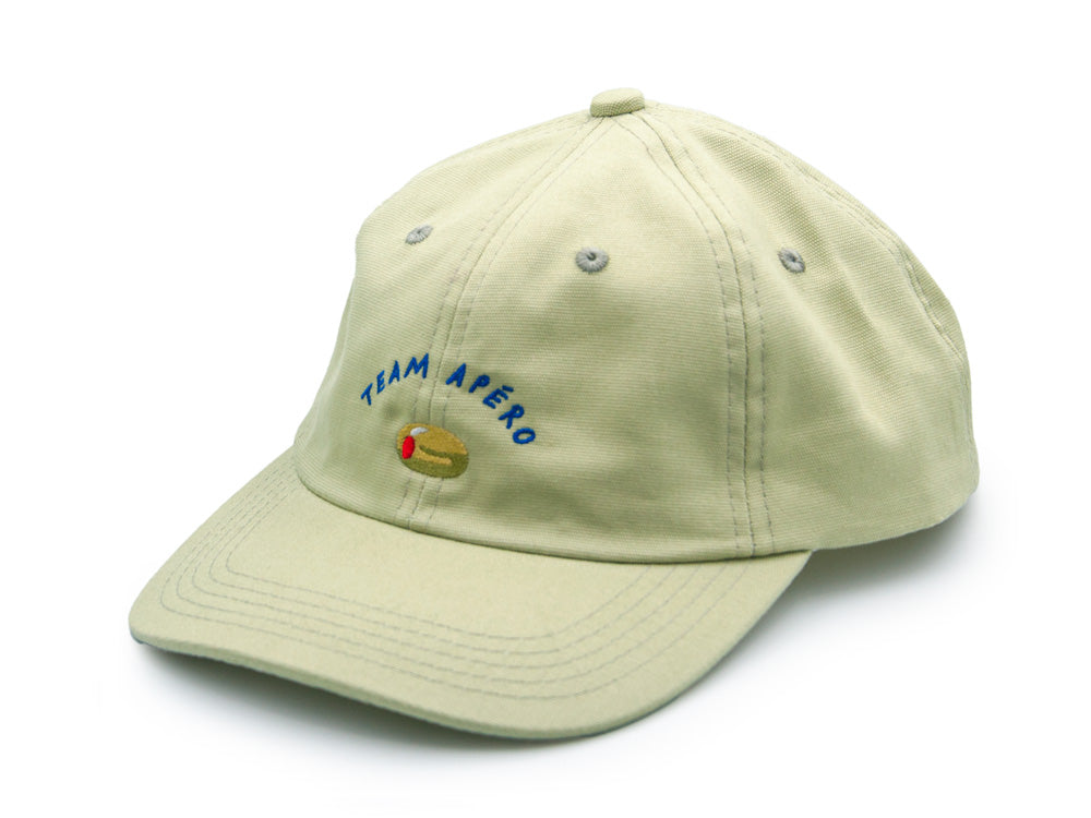 Hellgrünes Dad Cap aus Bio-Baumwolle mit dem gestickten Schriftzug Team Apéro und einer Olive auf weissem Hintergrund