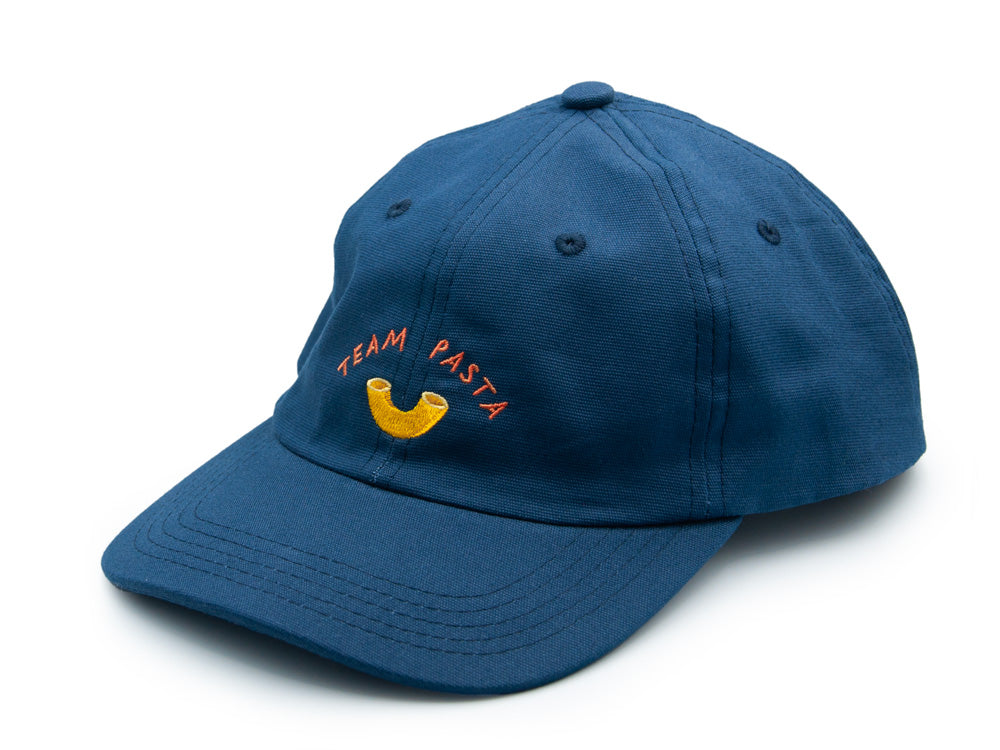 Dunkelblaues Dad Cap mit der Stickerei Team Pasta und einem ebenfalls gestickten Hörnli auch weissem Hintergrund