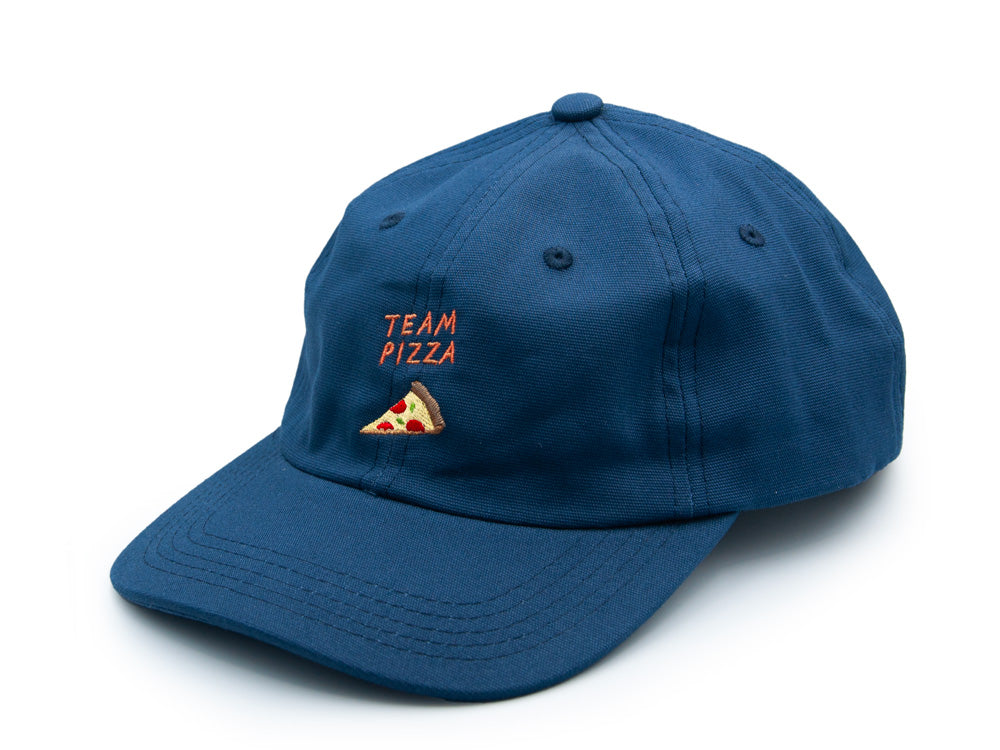 Dunkelblaues Dad Cap aus Bio-Baumwolle mit der Stickerei Team Pizza auf weissem Hintergrund