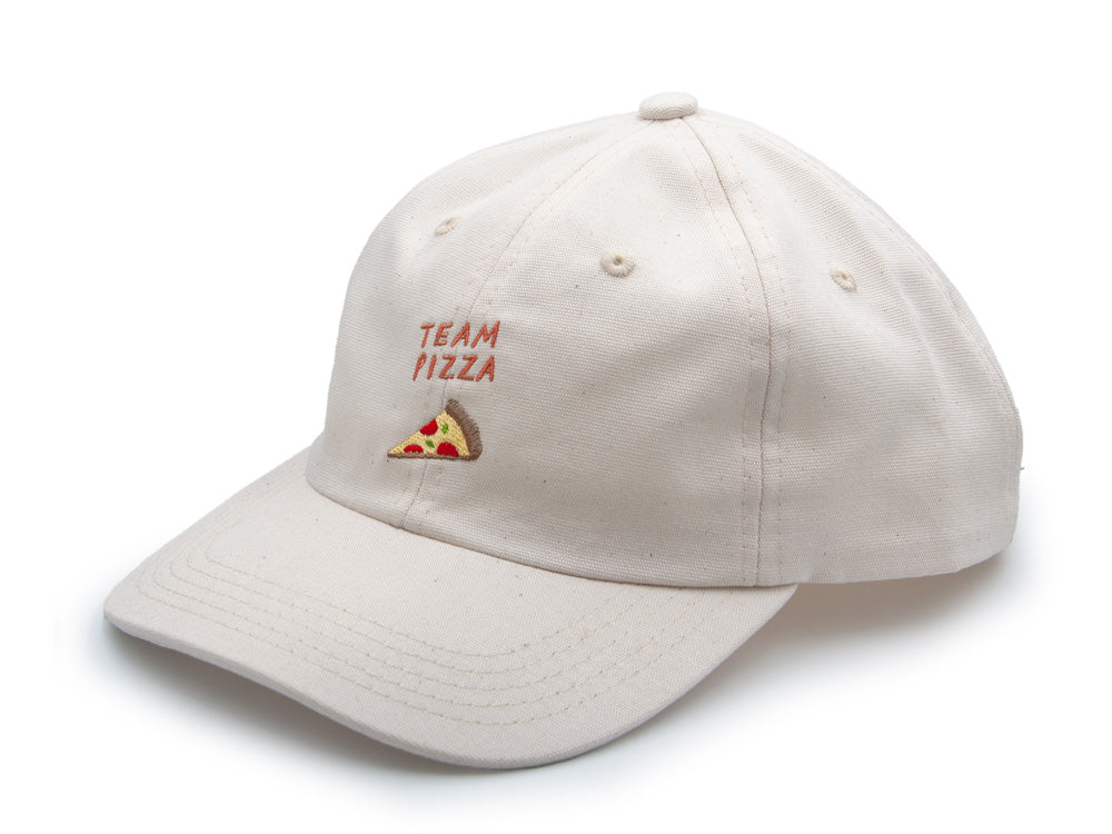 Nature farbenes Dad Cap aus Bio-Baumwolle mit der Stickerei Team Pizza auf weissem Hintergrund