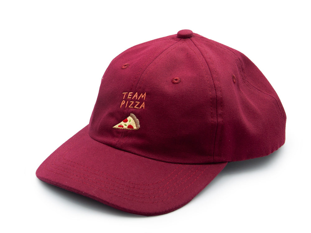 Weinrotes Dad Cap aus Bio-Baumwolle mit der Stickerei Team Pizza auf weissem Hintergrund