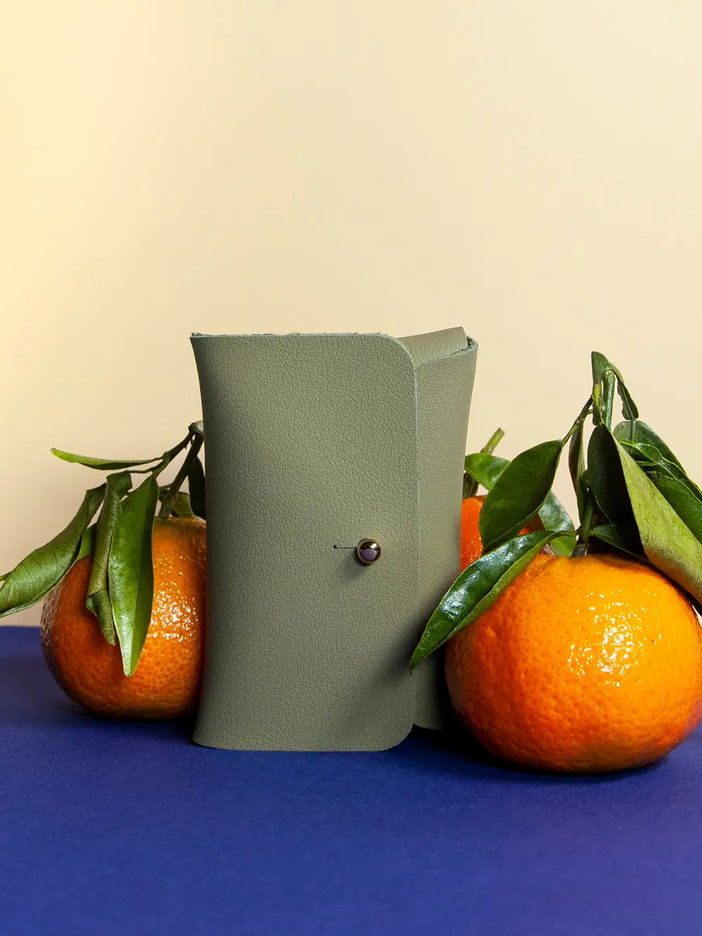 Kartenportemonnaie aus veganem Leder mit Mandarinen auf blau-gelbem Hintergrund