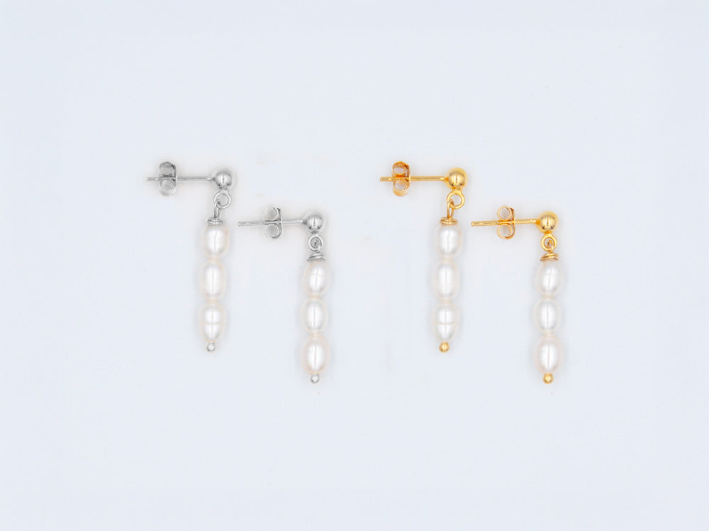 Ohrhänger mit jeweils drei Süsswasserperlen und Ohrstecker in gold oder silber
