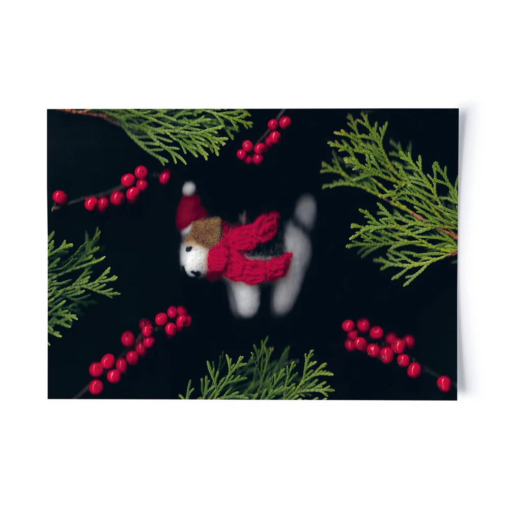Postkarte mit gescantem Bild:Thuyazweige, Winterbeeren und mittendrin ein gefilzter Hund