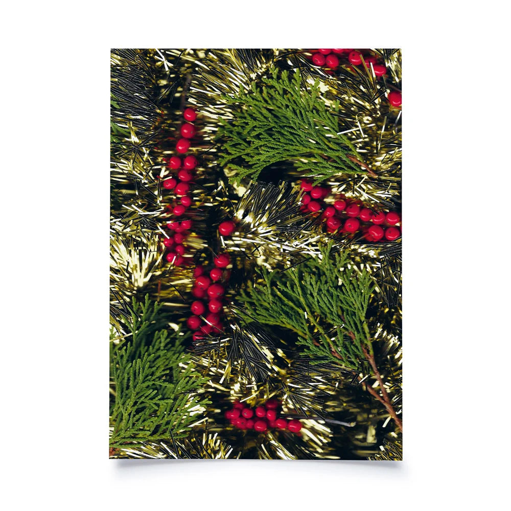 Postkarte mit gescantem Bild: goldenes Lametta, Winterbeerenzweige und Thuyazweige
