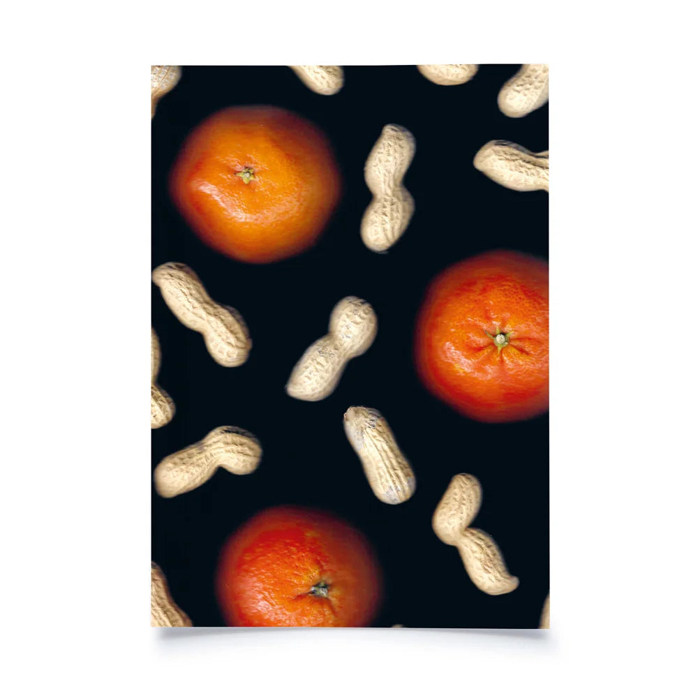 Postkarte mit gescantem Bild: drei Mandarinen und einige Erdnüsse auf schwarzem Hintergrund