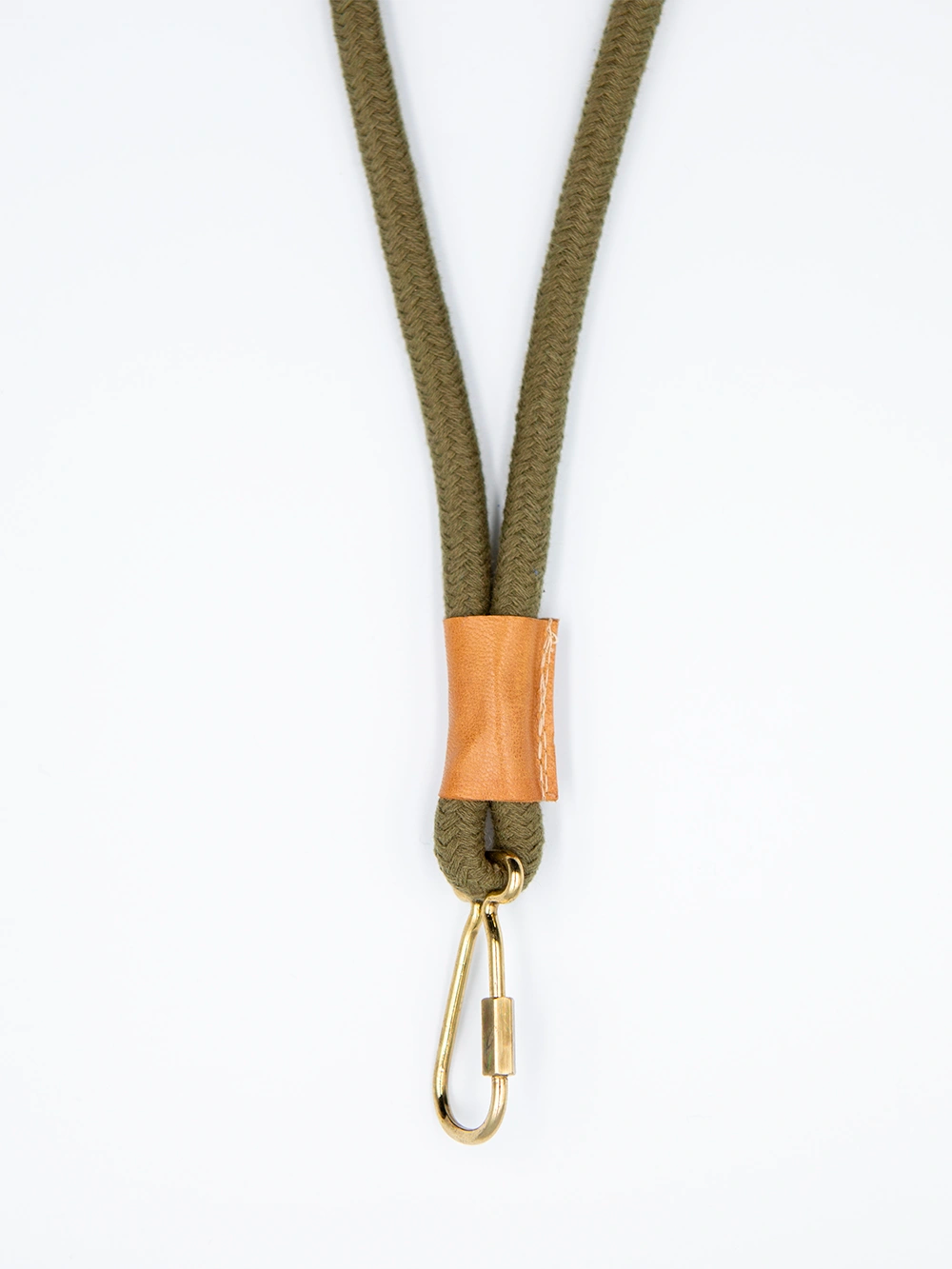 Schlüsselband aus Baumwolle geflochten in olive, Lederband um das Band und goldenem Karabiner vor weissem Hintergrund