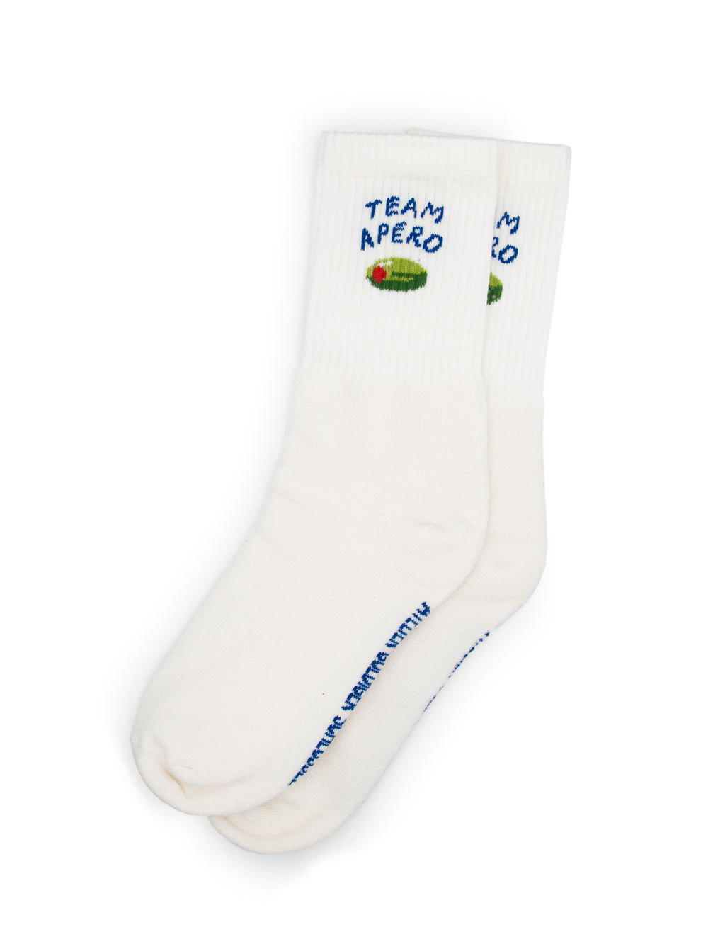 Zwei Sportsocken in auf weissem Hintergrund. Im Bündchen wurde der Schriftzug Team Apéro sowie eine grüne Olive eingestrickt.
