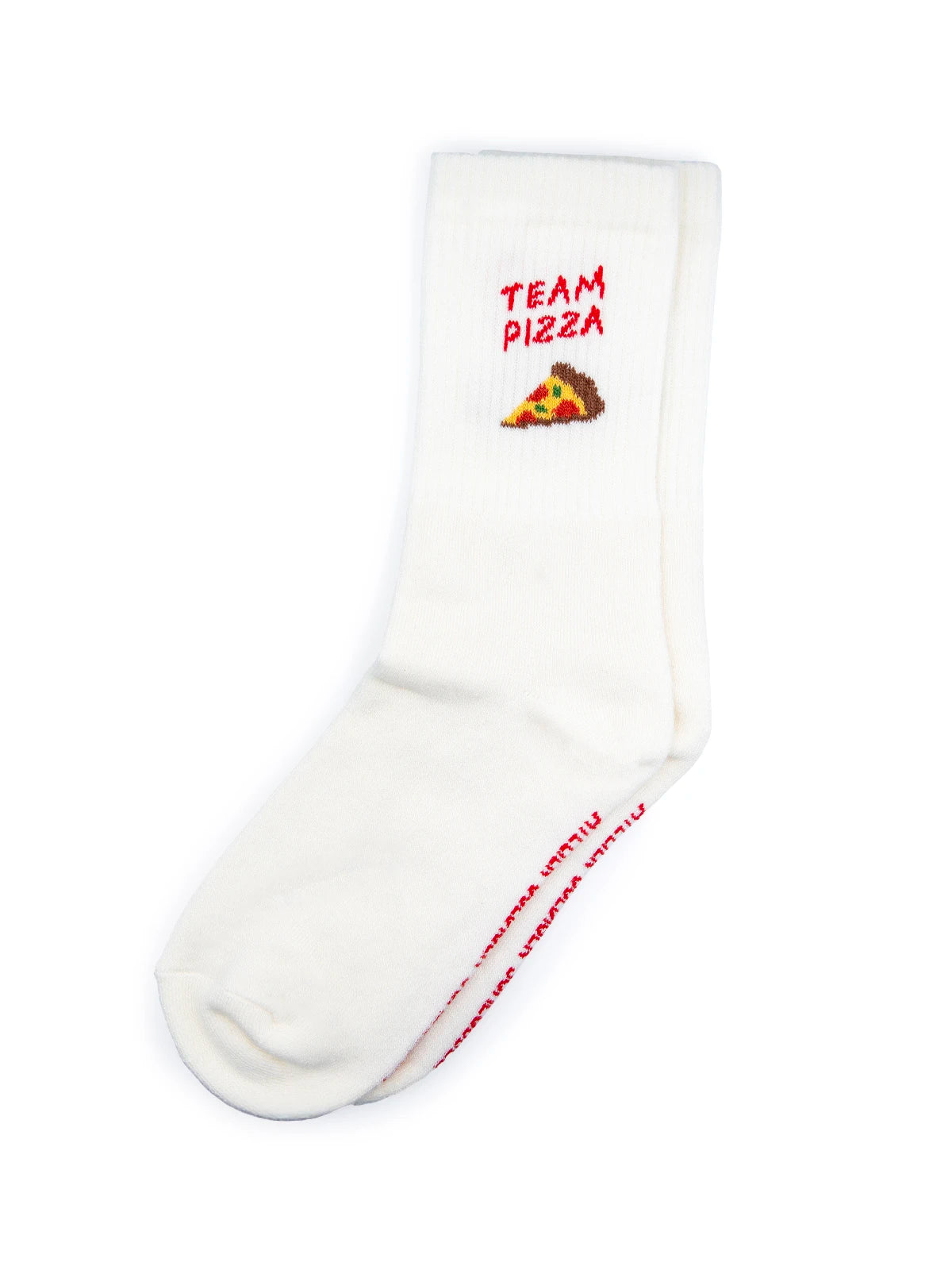 Zwei ecru farbene Sportsocken welche im Bündchen den roten Schriftzug Team Pizza sowie ein Pizza Stück eingestrickt haben auf weissem Hintergrund