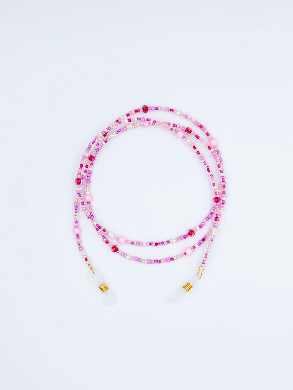Brillenband aus Glasperlen in einem Mix aus verschiedenen Rosa und Pinktönen auf weissem Hintergrund