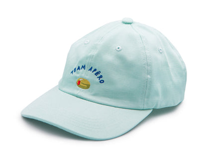 Mint farbenes Dad Cap aus Bio-Baumwolle mit dem gestickten Schriftzug Team Apéro und einer Olive auf weissem Hintergrund