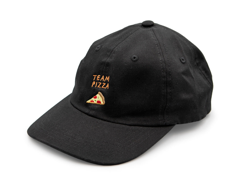 Schwarzes Dad Cap aus Bio-Baumwolle mit der Stickerei Team Pizza auf weissem Hintergrund