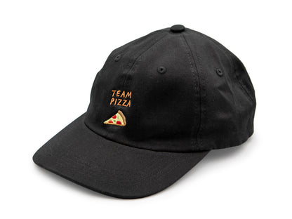 Schwarzes Dad Cap aus Bio-Baumwolle mit der Stickerei Team Pizza auf weissem Hintergrund