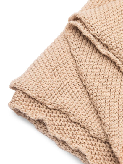 Detailaufnahme eines beigen gestrickten Schals.