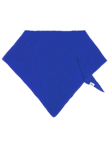 Gestrickter blauer Dreiecksschal auf weissem Hintergrund.