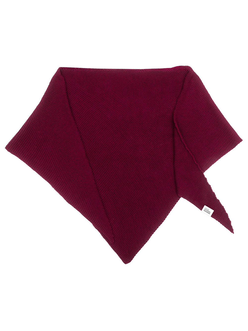 Gestrickter bordeaux farbener Dreiecksschal auf weissem Hintergrund.