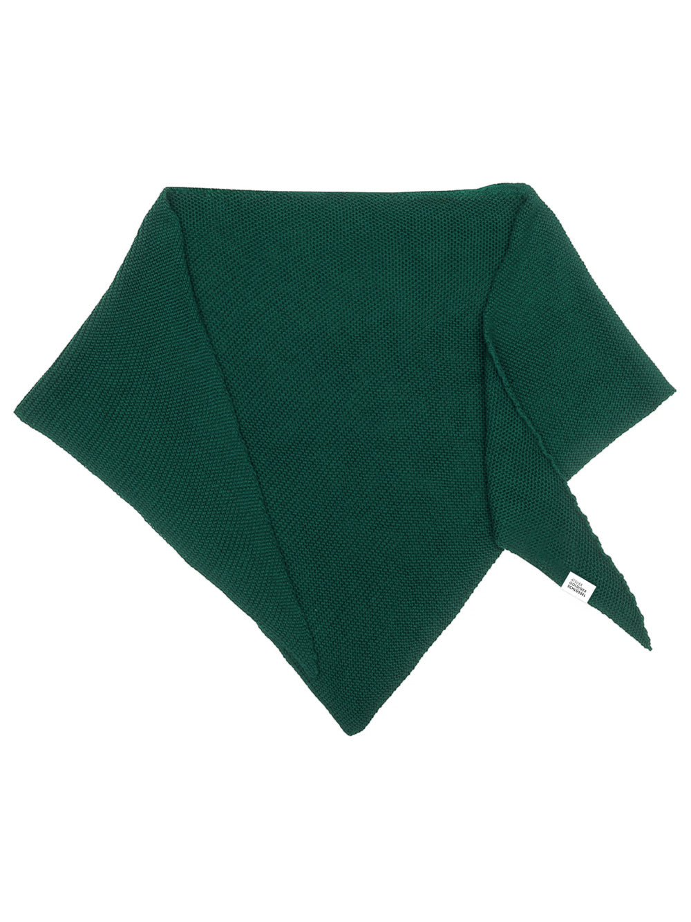 Gestrickter dunkelgrüner Dreiecksschal auf weissem Hintergrund.