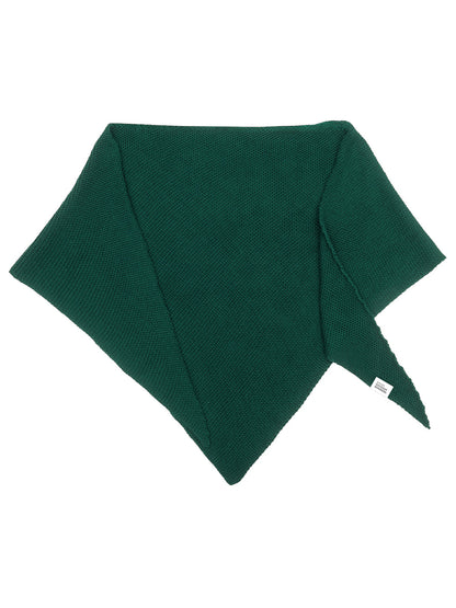 Gestrickter dunkelgrüner Dreiecksschal auf weissem Hintergrund.