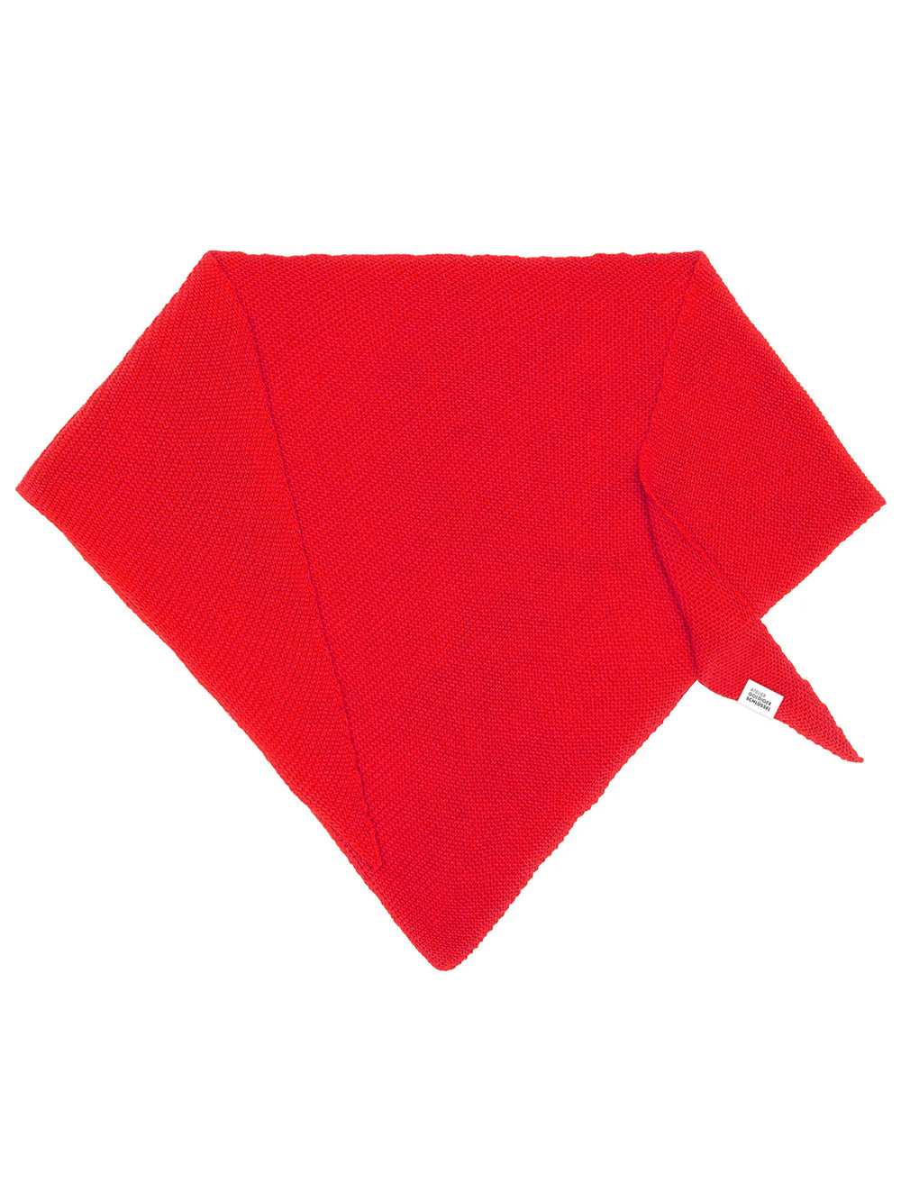 Gestrickter roter Dreiecksschal auf weissem Hintergrund.