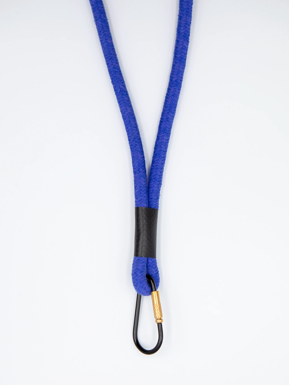 Blaues Schlüsselband aus Baumwollkordel mit schwarzem Karabiner auf weissem Untergrund.