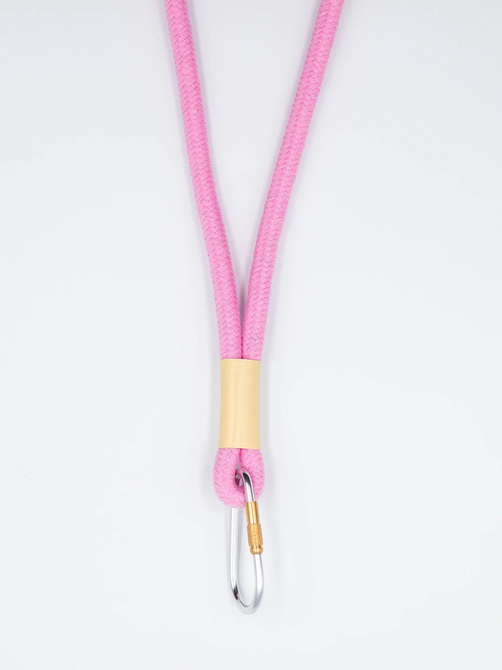 Rosa Schlüsselband aus Baumwollkordel mit silbernem Karabiner auf weissem Untergrund.