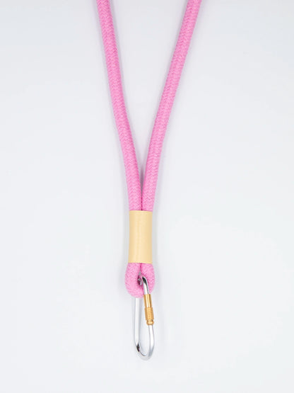 Rosa Schlüsselband aus Baumwollkordel mit silbernem Karabiner auf weissem Untergrund.