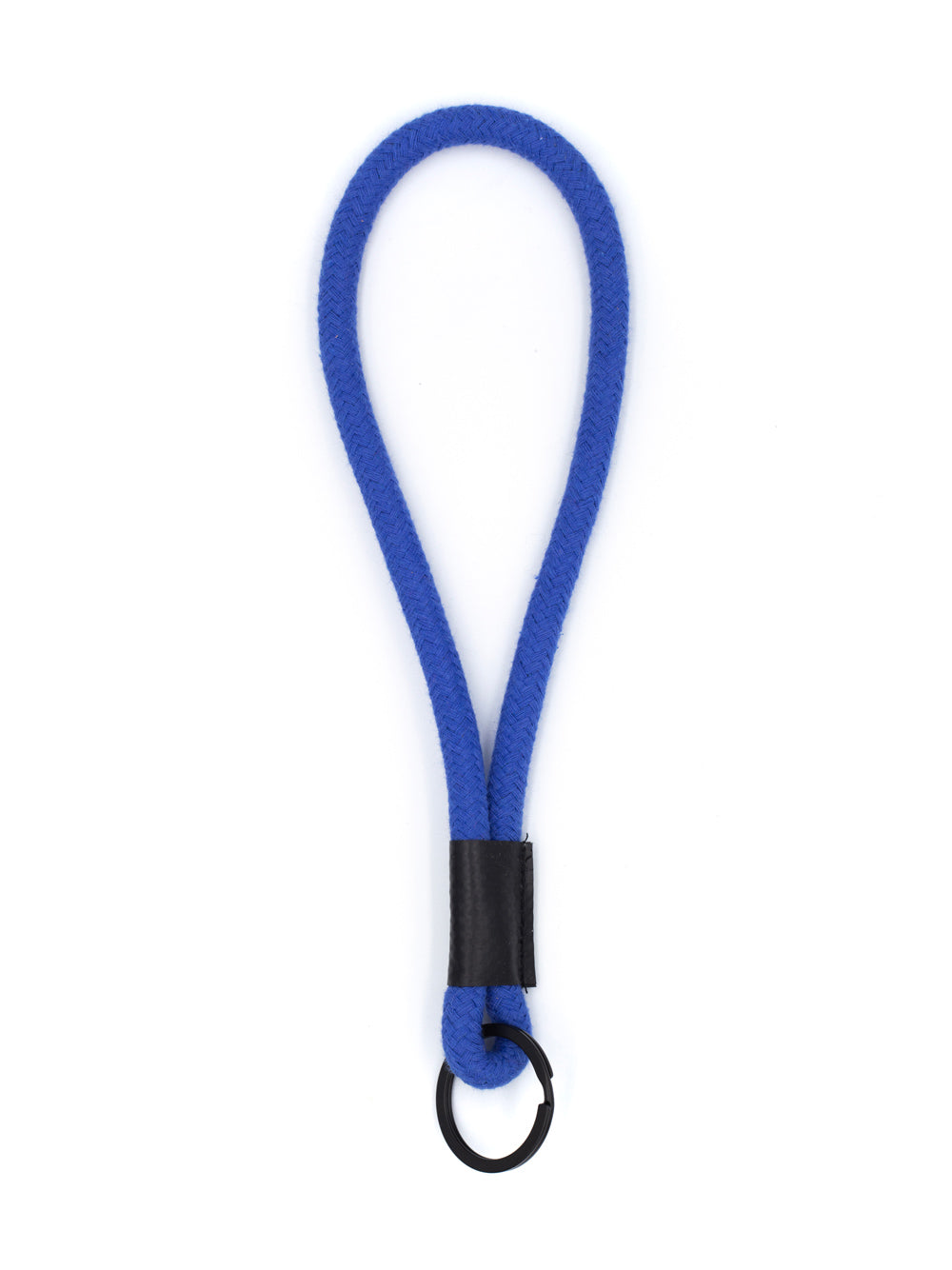 Blauer Schlüsselanhänger aus Kordel  mit schwarzem Schlüsselring auf weissem Untergrund.