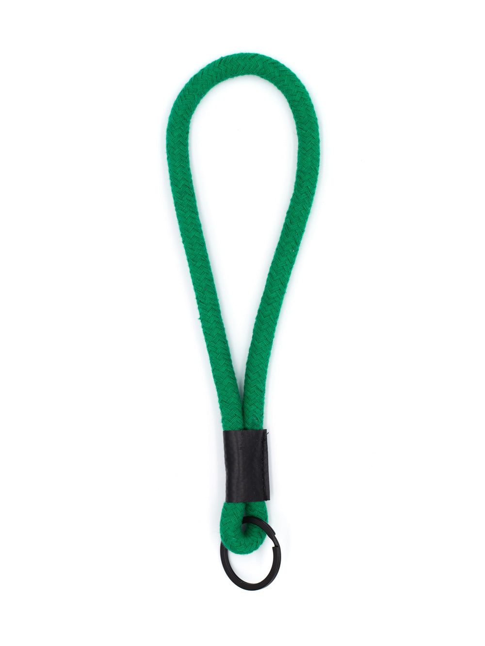 Grüner Schlüsselanhänger aus Kordel  mit schwarzem Schlüsselring auf weissem Untergrund.