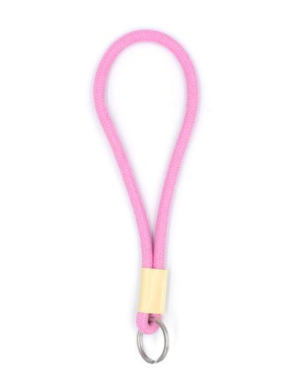 Rosa Schlüsselanhänger aus Kordel  mit silbernem Schlüsselring auf weissem Untergrund.